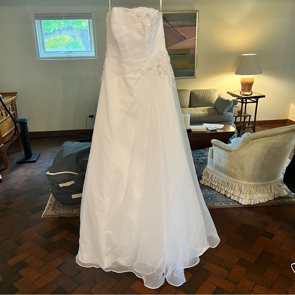 Wedding dress - Picture 1 of 6